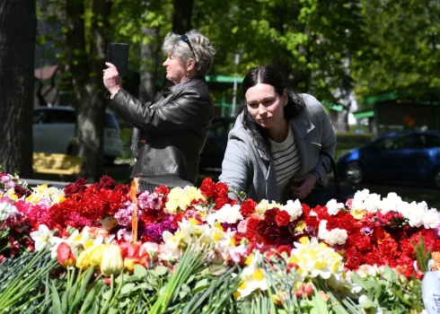 Люди возлагают цветы 9 мая 2023 года