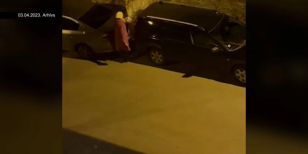 Таинственная женщина в Пурвциемсе, которая кидала тухлые рыбьи головы на машины соседей, продолжает действовать