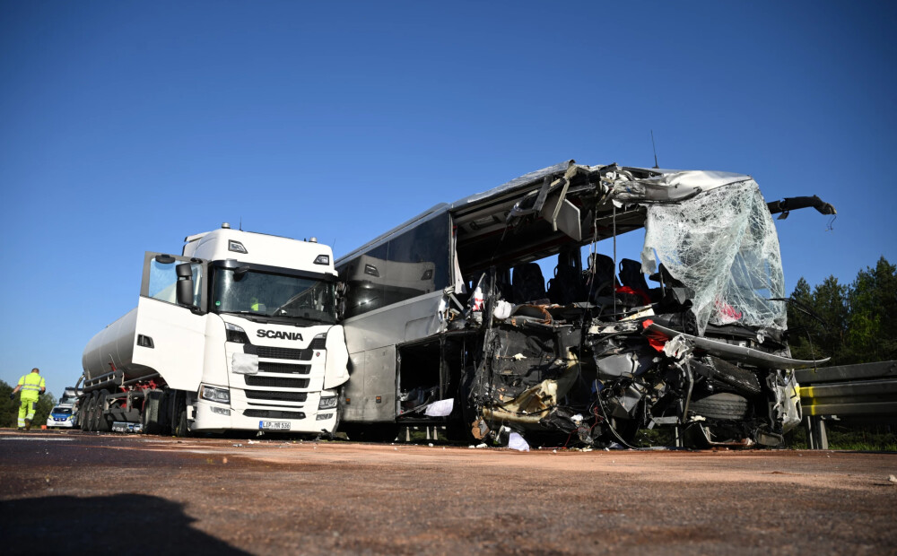 Autobusa un kravas mašīnas sadursmē Vācijā 52 ievainotie