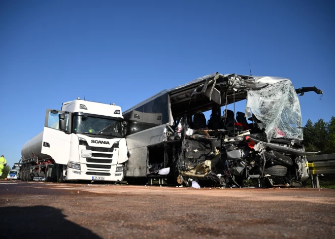 Autobusa un kravas mašīnas sadursmē Vācijā 52 ievainotie