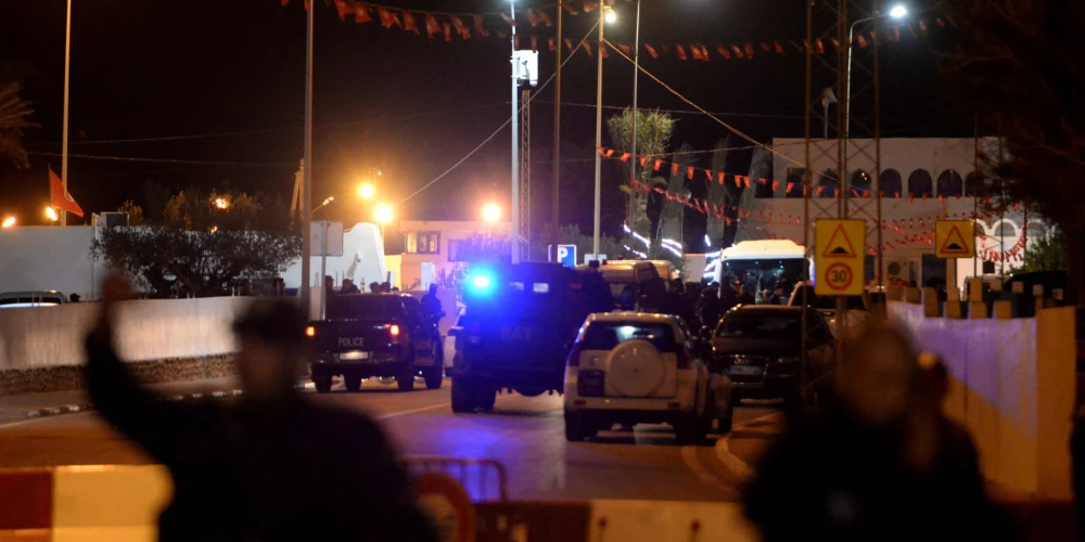 Uzbrucējs pie sinagogas Tunisijā nošauj trīs cilvēkus