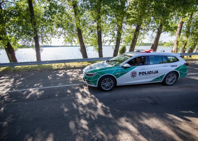 Būtiski jaunumi tiem, kuri ar auto brauc uz Lietuvu: no 1. maija ir izmaiņas satiksmes noteikumos