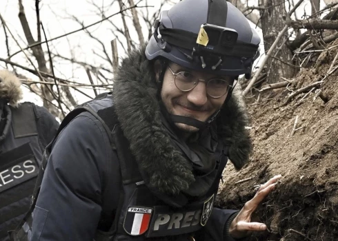 Netālu no Bahmutas nogalināts franču žurnālists; Latvijas ziņu komanda izsprūk no nelaimes