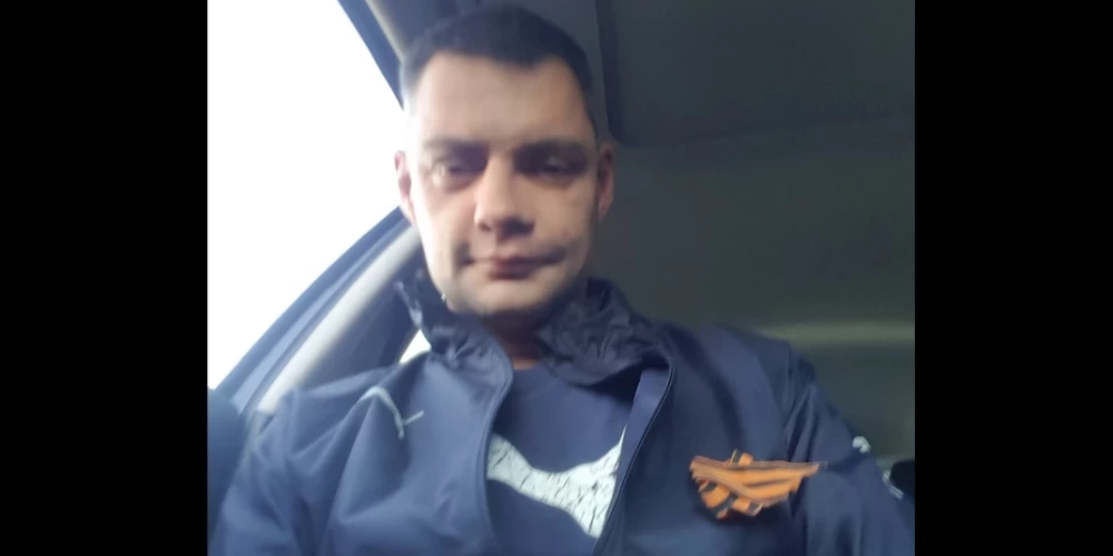 Sociālajos tīklos uzbrucējs atrodams kā Antons Gromihins. Viņa "Facebook" profilā savulaik ievietotas dažādas fotogrāfijas, kas pietiekami daudz pastāsta par personas uzskatiem un nostāju. Konkrētajā ekrānuzņēmumā redzama bilde no 2019. gada.