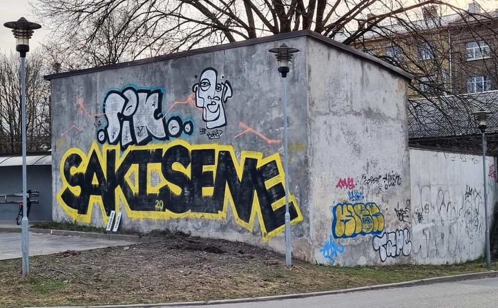 FOTO: Neglītākie Rīgas grafiti ķēpājumi. Kā šo problēmu galvaspilsētā apkaro?