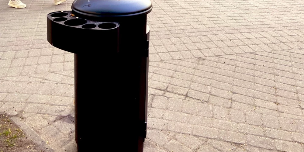 Rīgā pakāpeniski ienāk jauna dizaina atkritumu tvertnes; "Twitter" lietotājus uztrauc izvietojums