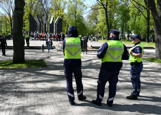 Pieminekļa nav, svinības aizliegtas – taču policija sodījusi tikpat daudz, ja ne vairāk “uzvaras” svinētāju