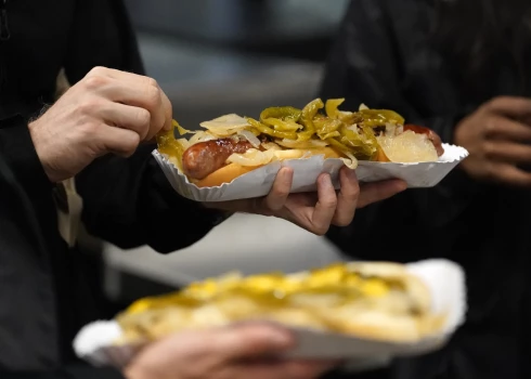 Ātrās uzkodas sporta līdzjutējiem Ziemeļamerikā ir neatņemama sacensību vērošanas sastāvdaļa. Nu šī kultūra pamazām iesakņojas arī pie mums. Attēlā beisbola fanu gardumi.