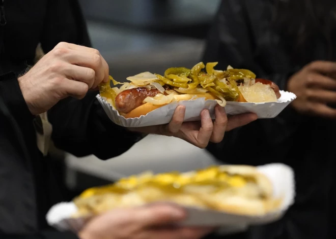 Pat miljonāriem jāaizdomājas, vai var atļauties. Sporta fani pārsteigti par vājprātīgām cenām ēdienkartēs