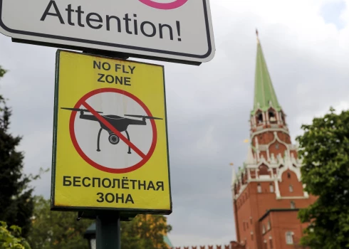 Uzraksts netālu no Kremļa, ka droniem šeit lidot ir aizliegts.