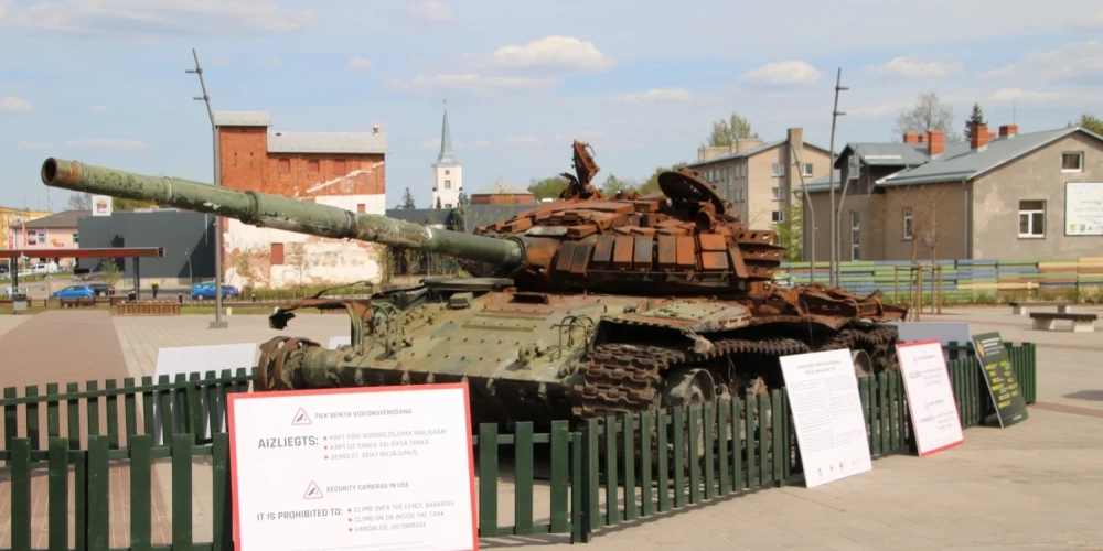 В Валке выставлен подбитый украинской армией в Буче российский танк