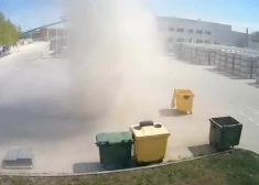 VIDEO: Bolderāju piemeklē reta dabas parādība – putekļu velns