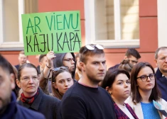 Перед Сеймом прошла акция протеста медиков с требованием выполнения обязательств и обещаний относительно финансирования здравоохранения.