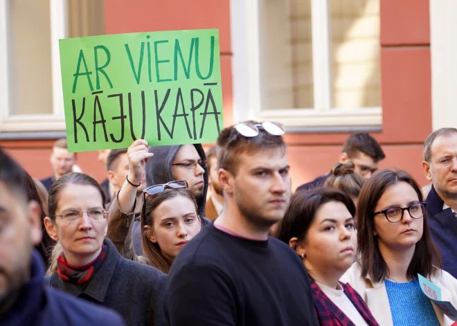 "Гроб или чемодан": на акцию протеста медиков у Сейма собралось несколько сотен участников