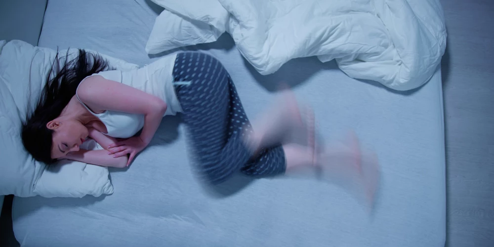 Kāju kustināšana miegā var liecināt par nopietniem veselības sarežģījumiem 