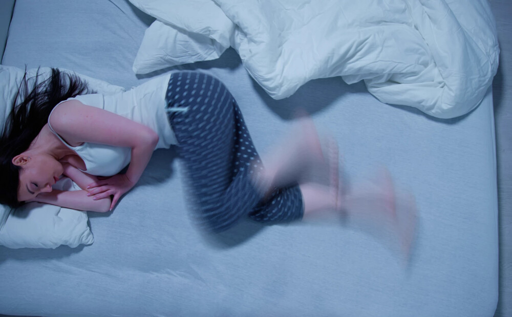 Kāju kustināšana miegā var liecināt par nopietniem veselības sarežģījumiem 