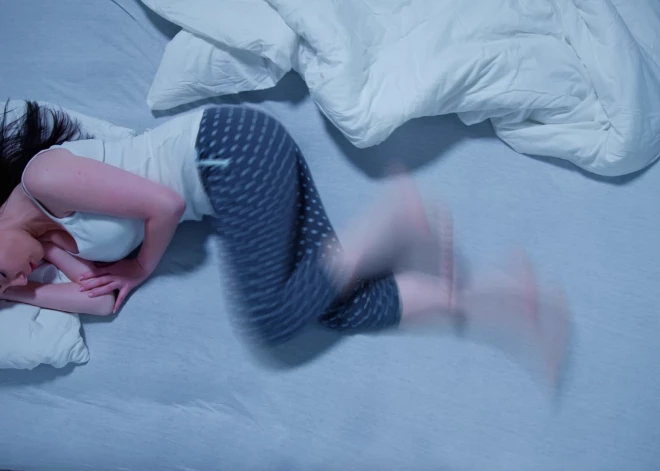 Kāju kustināšana miegā var liecināt par nopietniem veselības sarežģījumiem