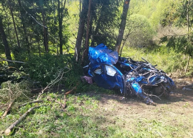 Preiļu novadā šausminošā avārijā gājis bojā pasažieris; autovadītāja smagā stāvoklī atrodas reanimācijā