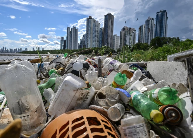 Zinātnieki cer, ka mikrobi apēdīs plastmasas atkritumus