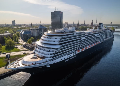 Rīgas ostā piestājis gandrīz 300 metru garš kruīza kuģis, uz Rīgu atvedot 2457 pasažierus