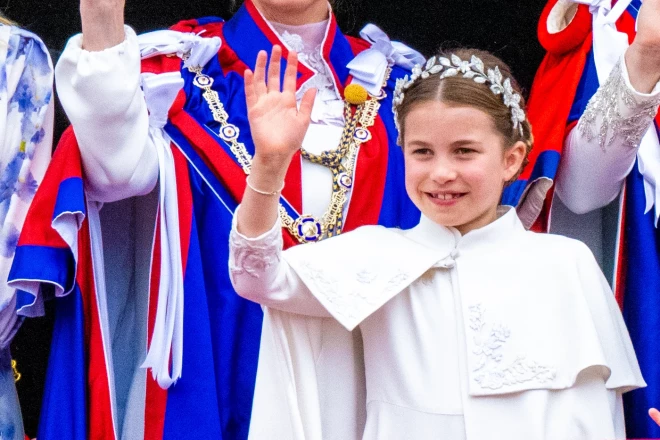 Ketrīnas galvasrota bija saskaņota ar meitai princesei Šarlotei izvēlēto, kas bija mazāka, taču veidota tādā pašā stilā. Arī Šarlotei šajā dienā bija modes nama “Alexander McQueen” darināts tērps.