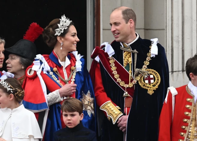 Velsas princis un princese uz Bakingemas pils balkona.