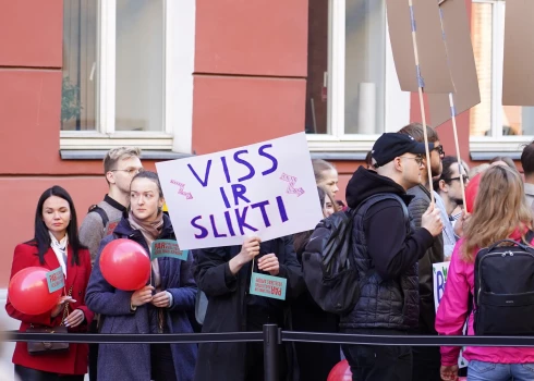 "Все плохо" - такие лозунги были на плакатах во время акции протеста медиков.