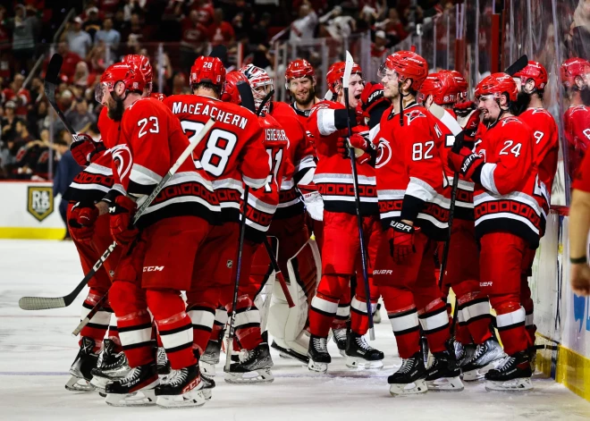 "Hurricanes" iesoļo Austrumu konferences finālā; "Stars" pirmo reizi izvirzās vadībā