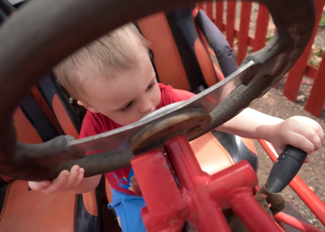 VIDEO: Malaizijā sešus un trīs gadus veci puikas sasit vecāku mašīnu, dodoties uz veikalu pēc rotaļlietas