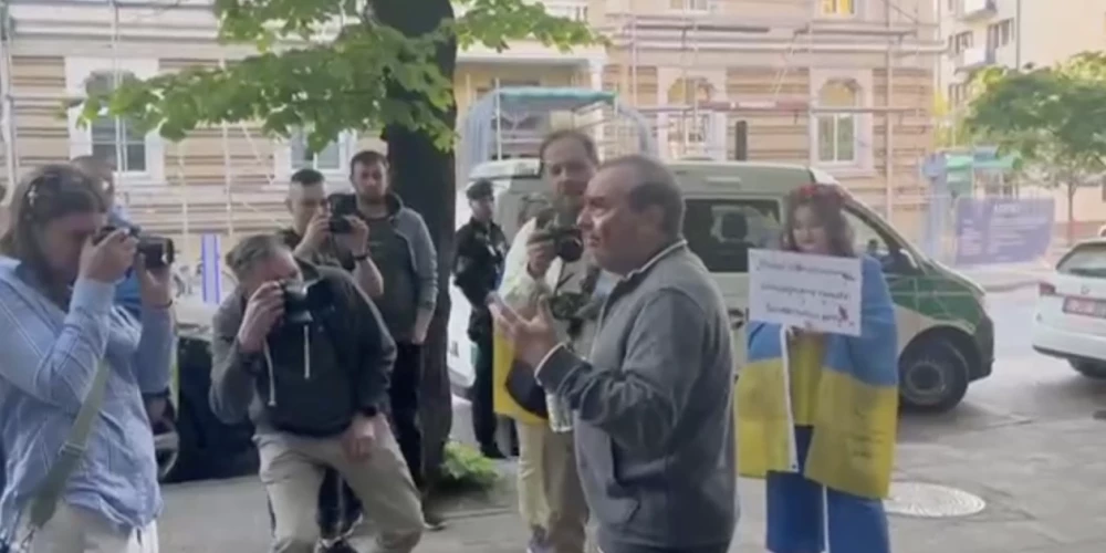   Проукраинские активисты облили Виктора Шендеровича кетчупом на концерте в Вильнюсе