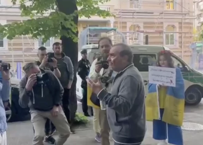 Проукраинские активисты облили Виктора Шендеровича кетчупом на концерте в Вильнюсе