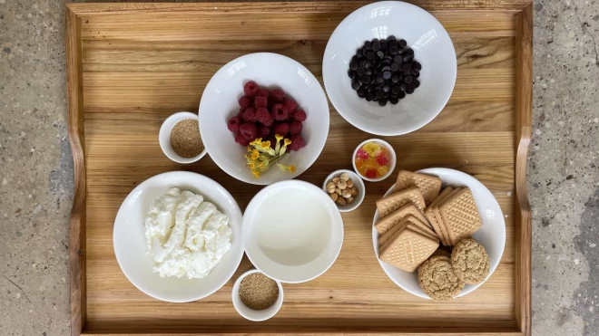 Чтобы сделать пикник на природе более комфортным, незаменимыми элементами для подачи напитков станут поднос или складной сервировочный столик, который стоит всего несколько евро.