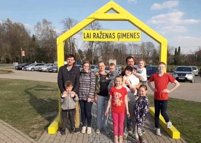 “Ir muļķīgi tā uzskatīt!” Septiņu bērnu mamma Sandra apgāž populāru mītu par daudzbērnu ģimenēm