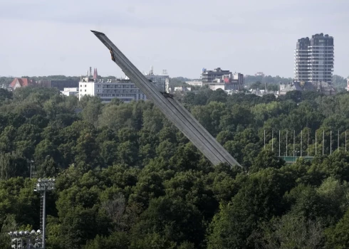 Uzvaras parka pieminekļa gāšana.