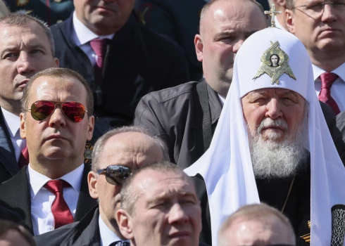 Dmitrijs Medvedevs ar patriarhu Kirilu vēro, kā Uzvaras parādē draudīgi aizripo vienīgais tanks