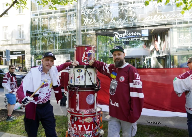 Hokeja fanu gājiens no Brīvības pieminekļa līdz "Arēnai Rīga" pirms gaidāmās Latvijas un Kanādas izlašu spēles IIHF 2023. gada pasaules čempionātā hokejā.