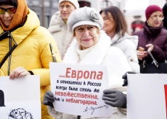 Eiropas Parlamenta deputāte Tatjana Ždanoka piedalās Latvijas Krievu savienības rīkotajā protesta pasākumā pret krievu dzejnieka Aleksandra Puškina pieminekļa aizvākšanu Rīgā.