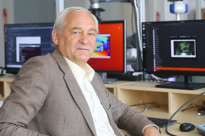 Elektronikas un datorzinātņu institūta direktors Modris Greitāns: “Ja kādā jomā kļūst lētāk izmantot mākslīgo intelektu vai robotus, tad arī cilvēkus aizstāj tehnoloģijas. Ja tehnoloģiju ieviešana izmaksā dārgāk, tad arī izmaiņas neseko.”