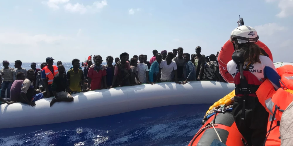 Vidusjūras centrālo daļu šķērso rekorddaudz migrantu