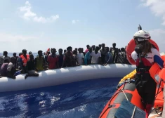 Vidusjūras centrālo daļu šķērso rekorddaudz migrantu