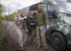 Military medics give first aid to a wounded soldier on the road near Bakhmut, Donetsk region, Ukraine, Thursday, May 11, 2023. (AP Photo/Boghdan Kutiepov)  XEL107