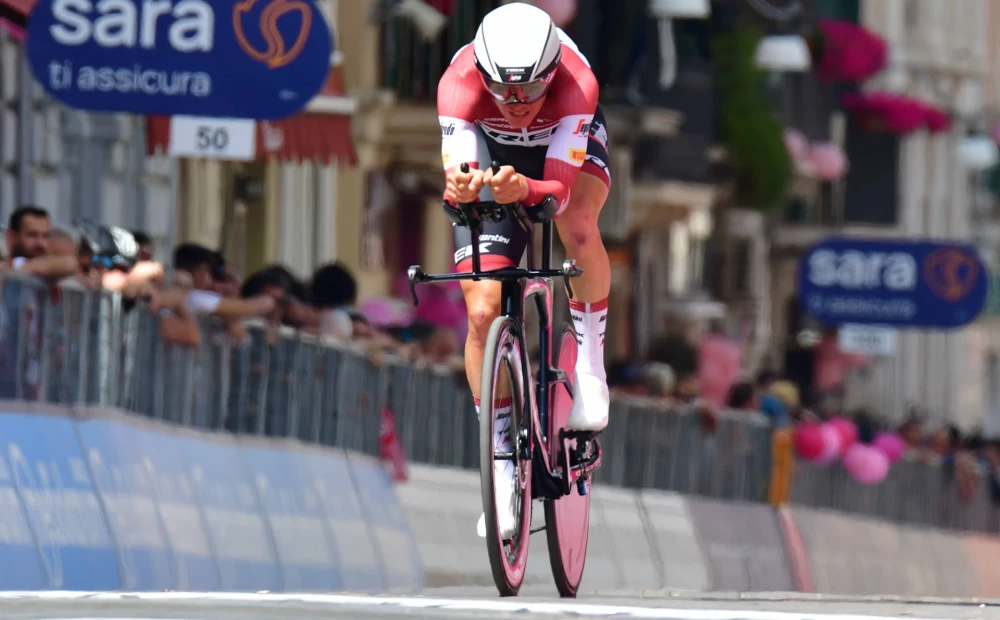 Skujinš mister 30 posisjoner i den generelle klassifiseringen til Giro d’Italia