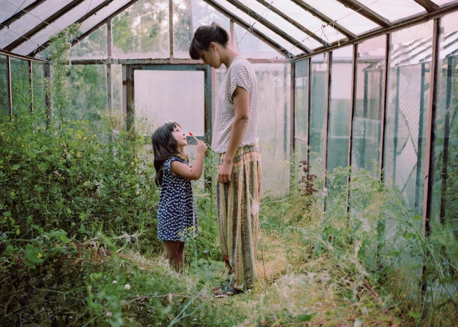 Vasaras ar māsu lauku mājās Kursīšos - Rīgas Fotogrāfijas biennāle turpinās ar Diānas Tamanes izstādi