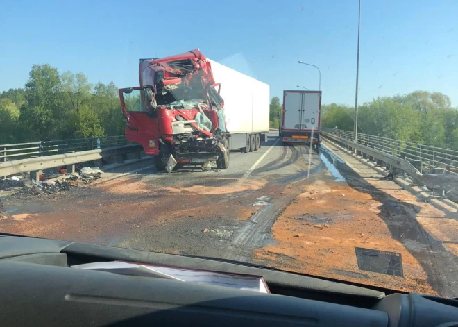 13. maija rītā ap 04:35 Ādažu novadā, autoceļā A1 Rīga – Ainaži uz tilta pār Gauju notika frontāla sadursme starp divām kravas automašīnām un traktoru. Negadījumā cietušas trīs personas.