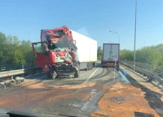 Uz Gaujas tilta aiz Ādažiem notikusi divu kravas automašīnu un traktora sadursme.