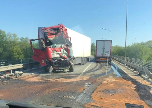 Ādažu novadā notikusi frontāla sadursme starp divām kravas automašīnām un traktoru; satiksme pār Gaujas tiltu atjaunota