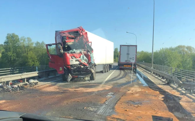 Uz Gaujas tilta aiz Ādažiem notikusi divu kravas automašīnu un traktora sadursme.