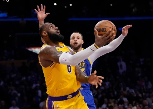 "Lakers" pieliek punktu sērijai ar pērno čempioni "Warriors" un iekļūst konferences finālā