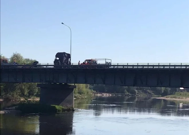 Движение по мосту через Гаую по одной полосе Таллинского шоссе возобновлено