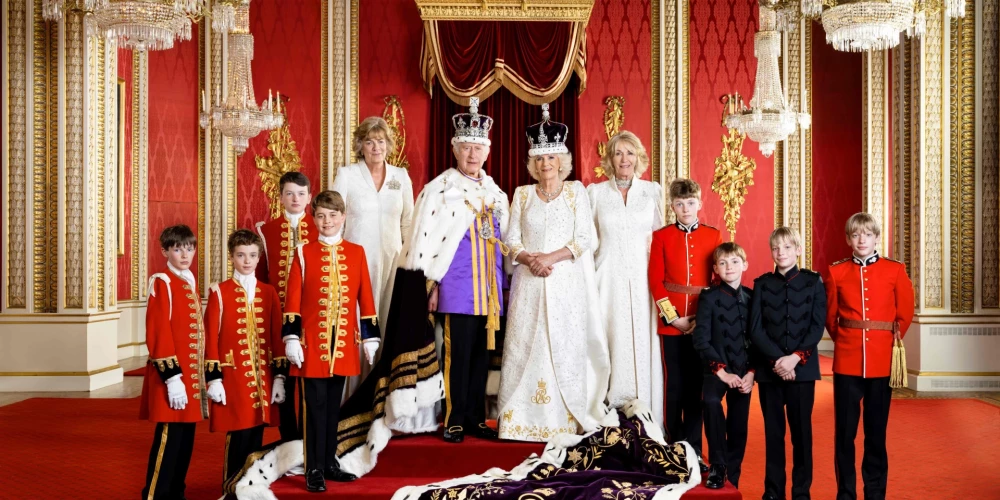 Опубликованы новые портреты Карла III с семьей по случаю коронации